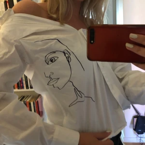 Off shoulder skjorta  - Världens finaste off shoulder skjorta med tryck, tycker verkligen denna är jättefin men den är tyvärr för liten för mig vilket har resulterat i att den nästan aldrig använts :( storlek 40 men liten i storleken, frakt tillkommer😌💕