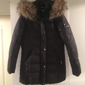 Rockandblue jacka - Säljer min rockandblue jacka köpt för drygt två år sen använd en vinter med äkta päls ord pris:3990:- mitt pris 1500:-  Kan även fraktar då får köparen stå för frakten 100:-