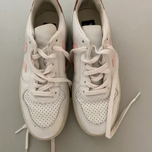 Veja sneakers  - Nästintill oanvända veja sneakers i röd och rosa! Väldigt fina säljer då jag inte fått användning av dem.             Nypris 1300kr 