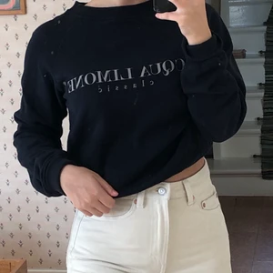 Acqua Limone tröja - Mörkblå acqua limone college tröja!🍋Köpt för 900kr men inte använt så mycket. Inga noppror, inga hål, nästan som ny! I den minsta storleken, XXS💘