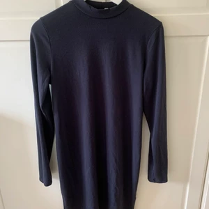 Snygg klänning Nelly! - Perfekt nu till hösten. Mörkblå med polokrage från Nellys egna märke. Normal i storleken. Är använd en del.