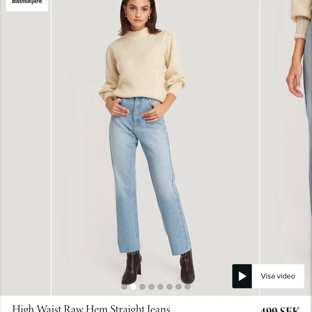 Säljer ett par NAKD jeans. Jättefina verkligen, men kommer tyvärr inte till användningen. Storleken är S men passar även om man brukar ha M🤍 köpta för 500 och använda få gånger. Jeans & Byxor.