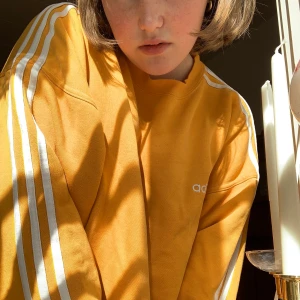 Vintage adidas sweatshirt - Vintage adidas sweatshirt, senapsgul, avklippt. Storlek XL tror jag. Frakt tillkommer. Vid flera intresserade blir det budgivning.
