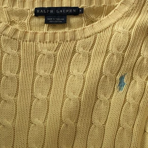 Gul stickad Ralph Lauren tröja - Köpt två år sedan men knappt använd på grund av att den ej är min stil och lite för stor. Bild ett visar färgen bäst.  Kan mötas upp i Stockholm eller frakta (köparen står för frakt).