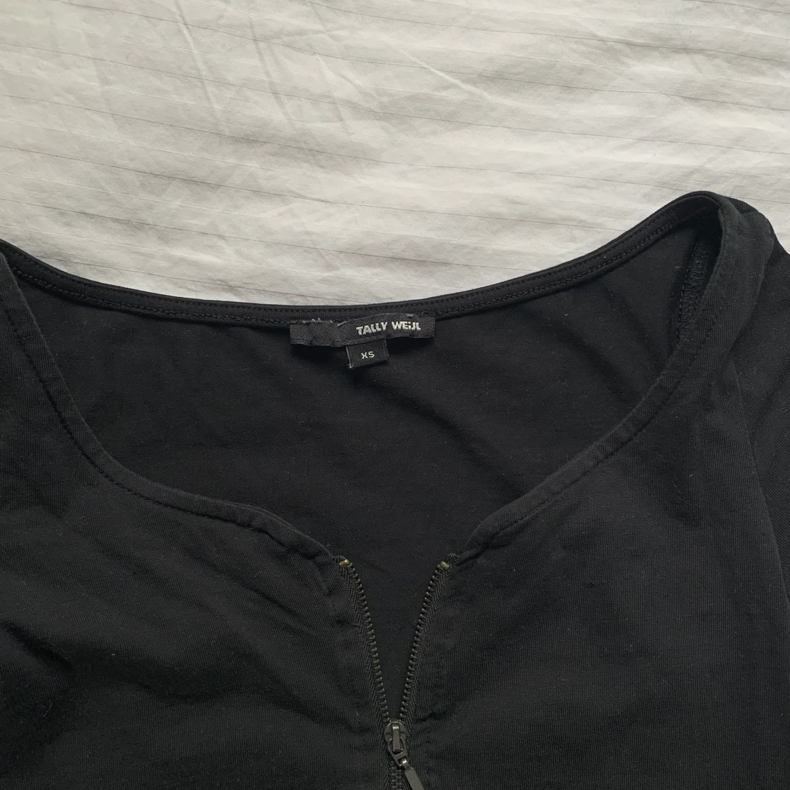 Svart t-shirt med dragkedja - 91