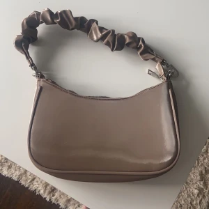 Bikbok väska - Köpt för mindre än 1 månad sedan, säljer pga kommer ej till användning! Slutsåld, hittar ej på hemsidan längre. Nypriset låg på 250kr om jag minns rätt😇 kan frakta (köparen står för frakten) men även mötas