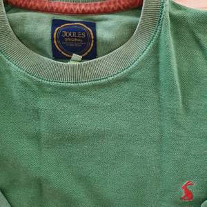 Grön sweatshirt från engelska Jules .Storlek S. Viss tvättpåverkan/slitage  men ser lite snyggt vintage ut. Logga på bröstet, ficka med dragkedja på sidan. Jag är en kille 177/68.