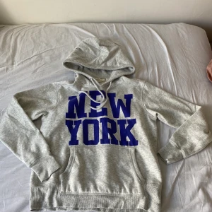 Hoodie - Storlek XS, 100kr eller bud!🦋