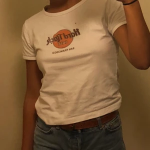 vit hard rock café tshirt  - tisha från hard rock cafe san francisco, välanvänd men bra skick. supermjuk! frakt tillkommer eller så kan jag mötas upp i malmö 💕