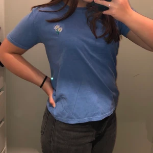 T-shirt från Urban Outfitters - Knappt använd ljusblå topp från Urban Outfitters! Kan mötas upp i Stockholm, annars står köparen för frakt.