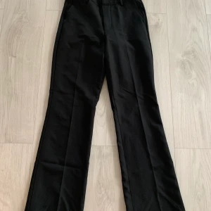 Kostymbyxor bikbok - Säljer dessa supersnygga kostymbyxor från bikbok. Storleken är 36 men skulle säga att en 34 kan ha dom också. Använda 1 gång. Pris 150kr + frakt. Nypris 300-400kr. Tvättas och stryks innan frakt💕