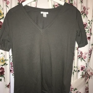 Basic V-ringad T-shirt  - Helt ny tisha från new Yorker, säljs för kommer inte få användning för den. Sitter väldigt snyggt:) frakt tillkommer på 44 kr💞