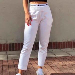 Champion byxor - Säljer dessa super snygga champion byxor som är slutsålda. Helt oanvända. Är storlek M men skulle säga att de passar S också.  350kr eller högsta bud. (Resåren tillhör byxorna)