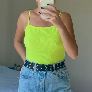 Neongul body - Ribbad neongul body ifrån Boohoo. Säljes eftersom den inte längre kommer till nog med användning. Är i storlek US 8 / EU 38 och säljes för 40kr + frakt 🚚 