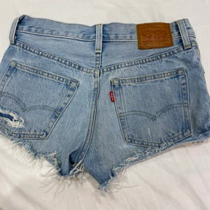 Levis shorts 501 - Säljer då dom är för små för mig. Dom är i W23 och skulle passa någon som har storlek XS. 200+frakt 