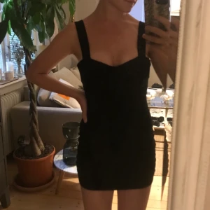 Svart tight klänning H&M - Svart tight klänning från H&M, storlek 38 men passar 34-38 (stretch). Skicka meddelande för fler bilder. Pris ex. frakt 🌸