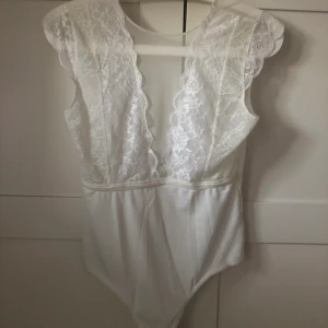 Spets body - Fin spetsbody, endast använd ett fåtal gånger. Säljer denna för 110kr och frakten igår i priset! Storlek S.  Skriv till mig om du har frågor🤍
