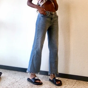 Wide jeans - Midwaist side jeans! Jag är 1,66 💕 aldrig använda, frakt tillkommer. Pris kan diskuteras. Storlek 40 men sitter som 36-38 då ja har den storleken sj