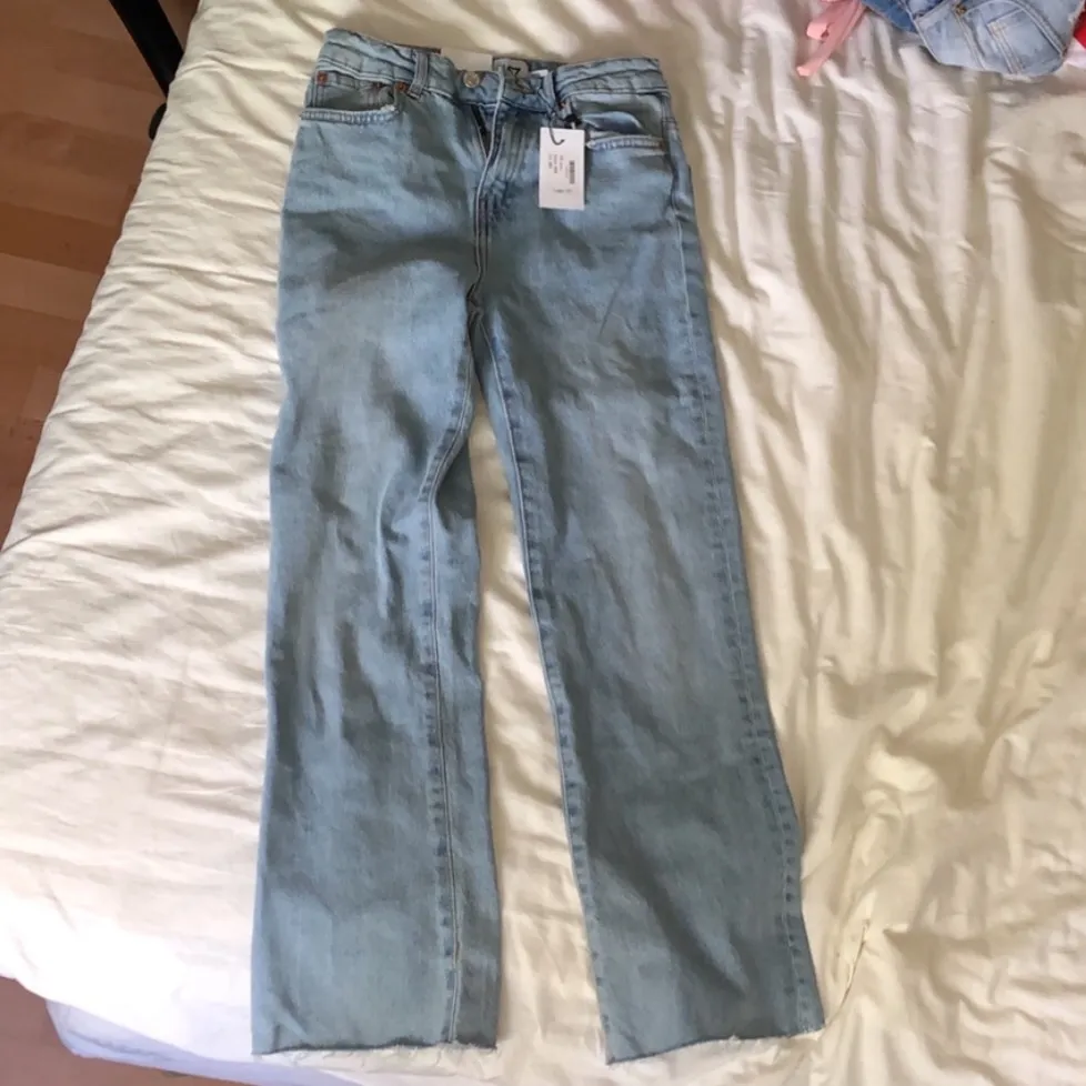 Så fina, sälj på grund av att dom var för små för mig tyvärr! Lite ”slitna” längst ner. Ljusblåa fina jeans! Köpt för 300kr säljs för 180kr!. Jeans & Byxor.