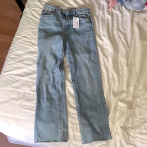 Helt oanvända byxor ifrån lager 157! - Så fina, sälj på grund av att dom var för små för mig tyvärr! Lite ”slitna” längst ner. Ljusblåa fina jeans! Köpt för 300kr säljs för 180kr!