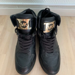 Fina Mk skor  - Skor är i bra skick. Använd Max 3 gång , kilklack och väldigt sköna skor 