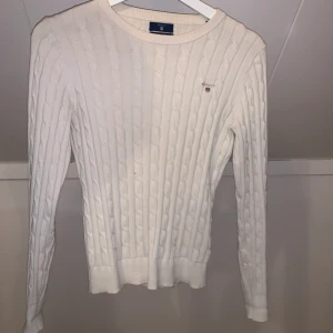 Stickad tröja GANT - säljer min GANT tröja som är i mycket fint skick, använd få gånger. Storlek xs, säljer den för 500 kr+frakt. Pris kan diskuteras vid snabbt köp.