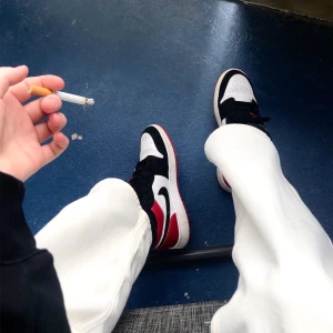Air Jordan 1 Low ’Black Toe’  - Edit: Bin: 2500kr ( säljs på stockx 4500kr) först till kvarn endast seriösa, box finns, 8/10 skick, bild tagen för en vecka sen. Kommer inte sälja under 2000kr