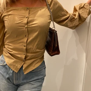 Beige blus - Superfin blus från Nakd som dessvärre inte ritkigt är min stil. Den är i storlek 42 men har sytt in den en bra bit så skulle snarare säga en 38! 