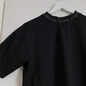 T-shirt från Acne med hög krage. Använd en gång. Nypris:1400kr