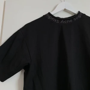 Acne t-shirt - T-shirt från Acne med hög krage. Använd en gång. Nypris:1400kr