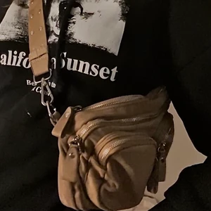 Gina Bech väska - Säljer min gina väska . Har använt en gång så den e som ny. Tror inte den finns kvar att köpa i butik. Har kvar båda rämmarna o man får me båda 💕