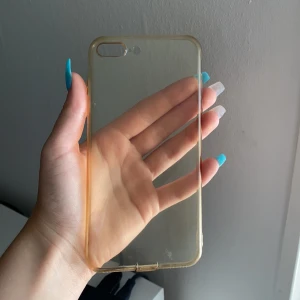 Skal - snyggt & basic genomskinligt skal som passar både IPhone 7&8 plus. Helt felfritt, precis som nytt! 39kr INKL FRAKT💗