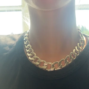 Kedja ca 30cm - Silverkedja, hyfsat bred. Superfint skick och ganska tung, inte alls plastig. ✨ Frakt: 22kr