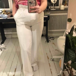  - Ett par jätte söta vita kostymbyxor. Jag är 167cm och de är bra i längden för mig, 