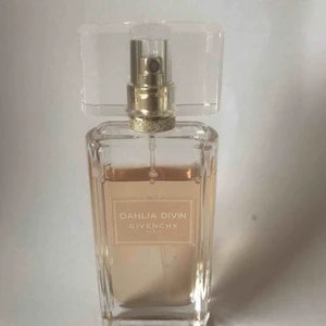 Givenchy Dahlia Divin Nude - Givenchy Dahlia Divin Nude. En sensuell blommig fruktig doft.  
