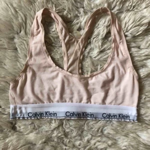  - Calvin Klein bh i storlek S. Nypris 400 kr och endast använd 2-3 gånger. Frakt på 50 kr tillkommer