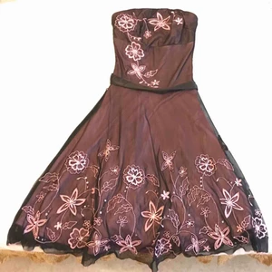 Favorit Rosa / Svart blommig klänning - Rosa klänning med svart pådrag, broderade rosa blommor med pärlor, avtagbar svart band, bodyfitt upptill och volym nedtill.