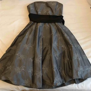 Favorit Superfin Grå blommig klänning - Grå klänning med broderade vita blommor. Korsett upptill och underkjol nedtill för volym. Dold dragkedja baktill. Köpte klänningen när jag var i Tyskland.