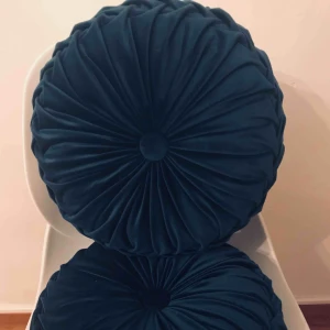  - NYA LYXIGA VÅGVIKTA PLYSCH  PRYDNADSKUDDAR,SE PÅ BILDERNA. FINNS I LYXIG MÖRKBLÅTT ALT TURKOS FÄRG. PLOMBERADE NYA\VISNINGS OBJEKT Bild 1-2. MÅTT/ 30CMxHöjd8CM ALT, upphämtning el pårbart  399 kr styckvis 2-3kg med posten spårbart. 399st