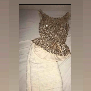  - Guldig fest-topp från pik Bok , säljer den med kjolen för 200 plus frakt 