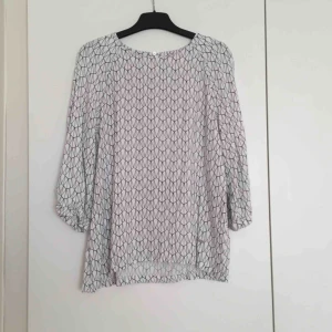  - Mönstrad blus/tröja i vit och svart från Dobber. Strl 36.  📬 Frakt 55 kr