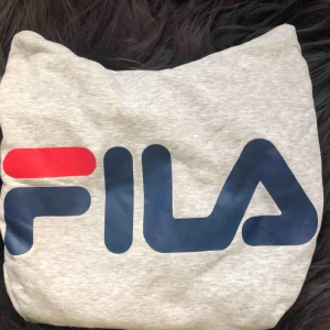  - Hej! Säljer min gråa fila hoodie som tyvär inte kommer till användning längre. Är i gott skick. Köparen står för frakt.   Hör av er vid fler frågor eller bilder<33  Hör av er
