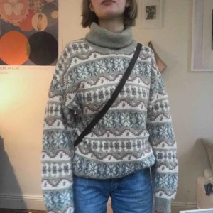  - Varm stickad tröja med fint mönster. Kommer tyvärr inte till användning. Möts på södermalm. Frakt tillkommer 💞💞💞