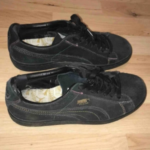  - Asnajs skor från puma, tyvärr för små för mig:/ Syns knappt att de är använda bortsett från lite slitningar vid hälen som syns på bild 2, inget man känner eller ser när man har dem på sig dock :)
