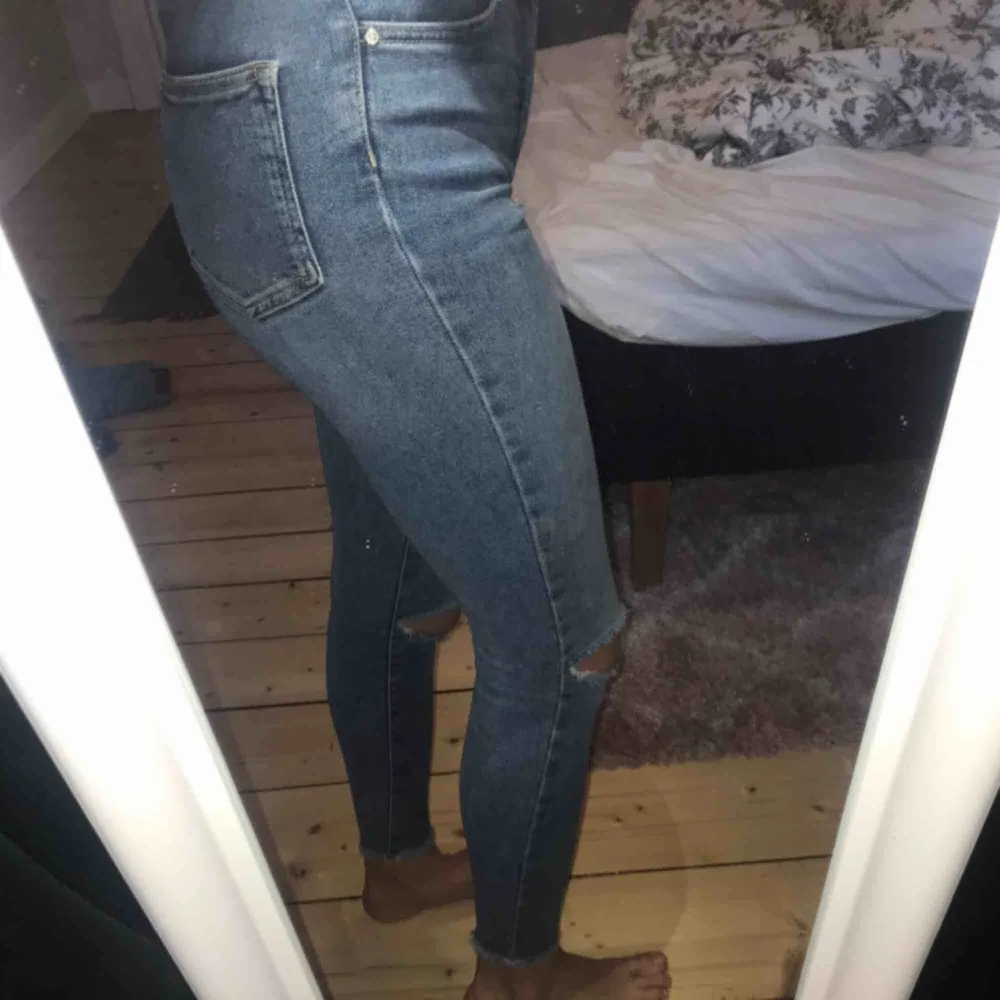 Säljer dessa jeans från bikbok med slitningar ner till. Superfin färg och bra kvalitet, hålen har jag gjort själv. Storlek xs men dem är stretchiga och kan passa en mindre S. . Jeans & Byxor.