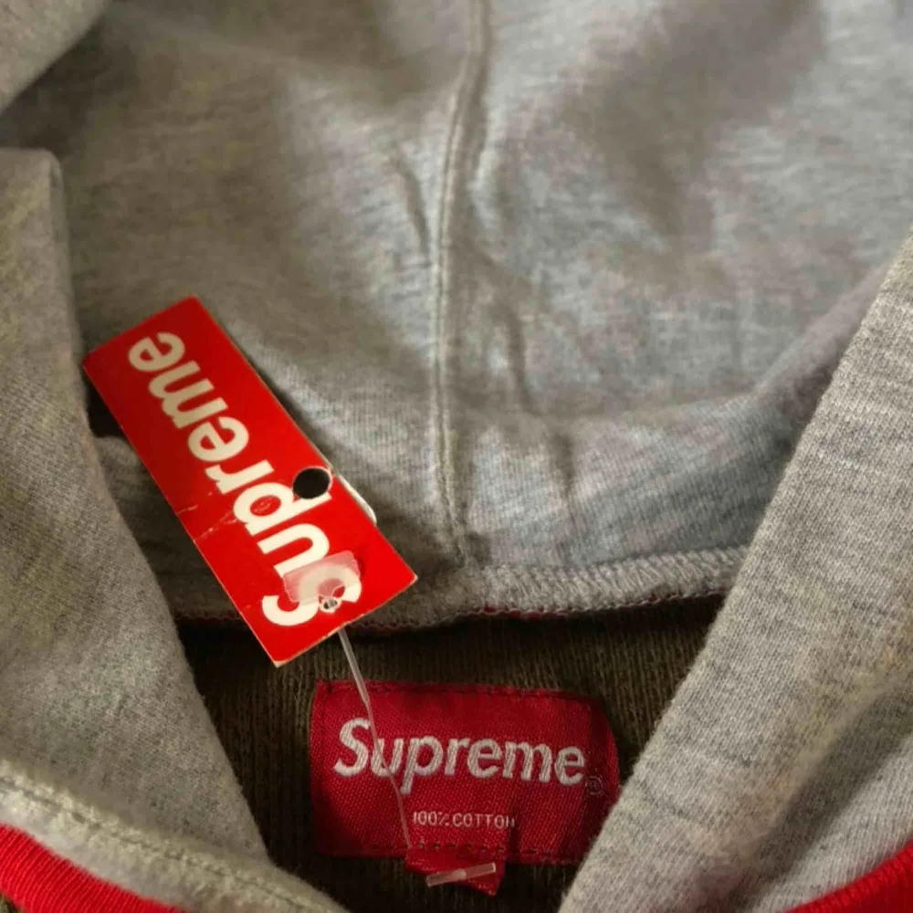 Supreme hoodie köpt i Japan på Supreme, tagen finns kvar i nacken så den är 100% äkta. Använd få gånger (1-2 gånger), Tar även emot bud Mötes i Lund vid köp eller skickas Pris: 2000 kr. Hoodies.