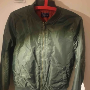  - Jätte fin grön bomberjacka som är knappt använd. Bra skick! Frakt tillkommer❤️