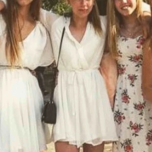 Vit klänning - Säljer denna vita långärmade klänningen från Nelly pga att den ej används, endast använd 3 ggr, nypris:800, kan fraktas och mötas upp!❤️