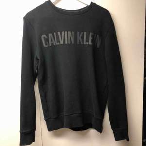 Calvin Klein sweatshirt strl M  bra skick 8-9/10  Säljer pågrund av för liten annars är de inget fel på den 