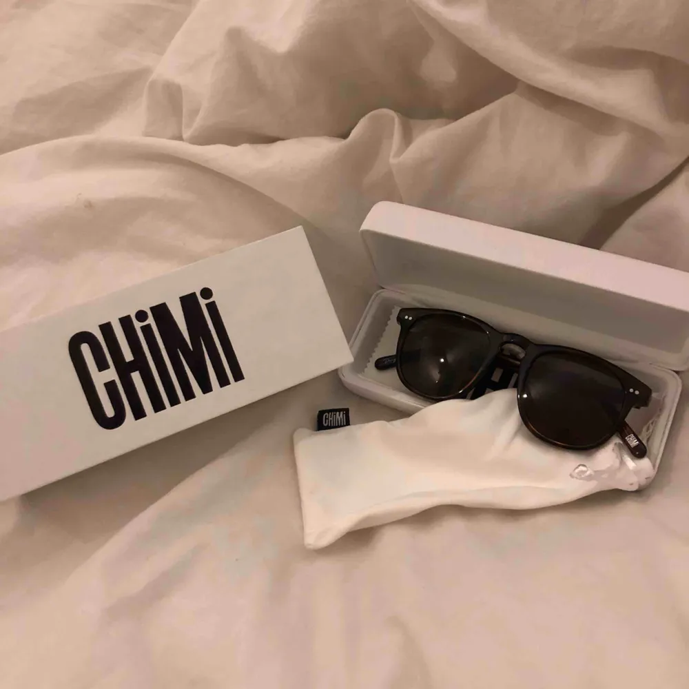 Ett par super snygga ”CHIMI” solglasögon i modell 001 och färg tortoise. Super bra kvalite och dem är totalt oanvända 🤩  perfekt till våren/sommaren! ☀️frakt tillkommer . Accessoarer.